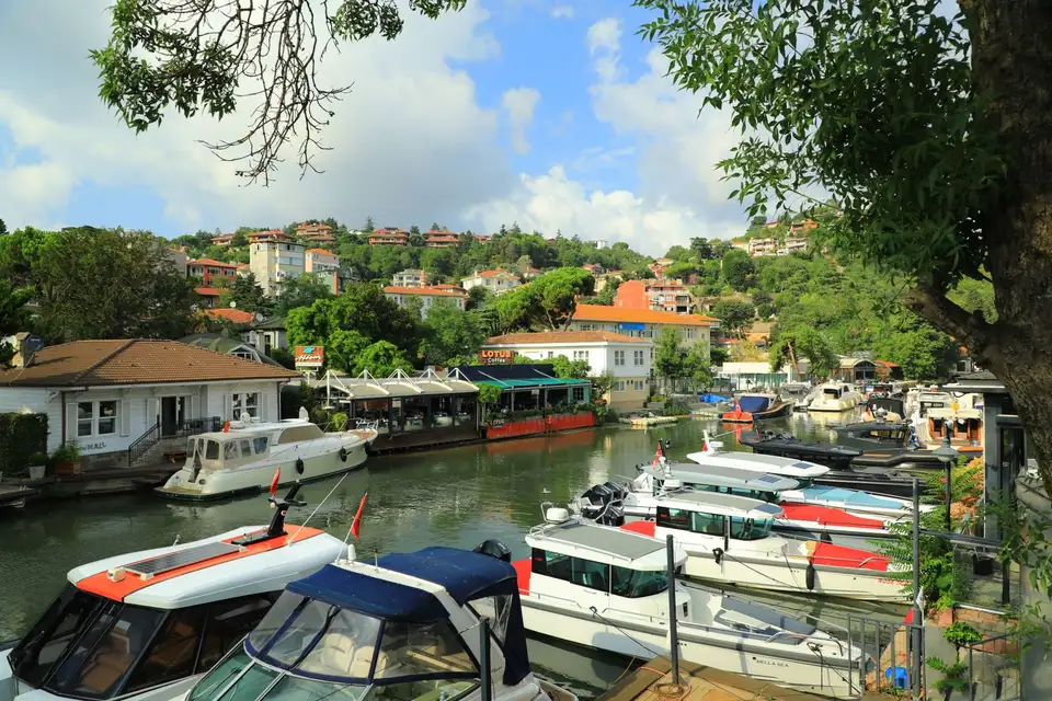 Barcos no rio Göksu em Ağva