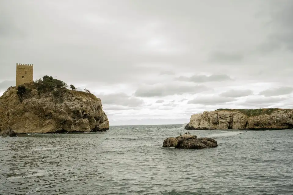 Castelo de Şile sobre um ilhote rochoso no Mar Negro