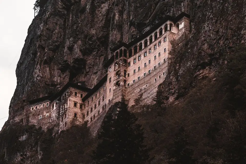 特拉布宗附近悬崖上的苏美拉修道院