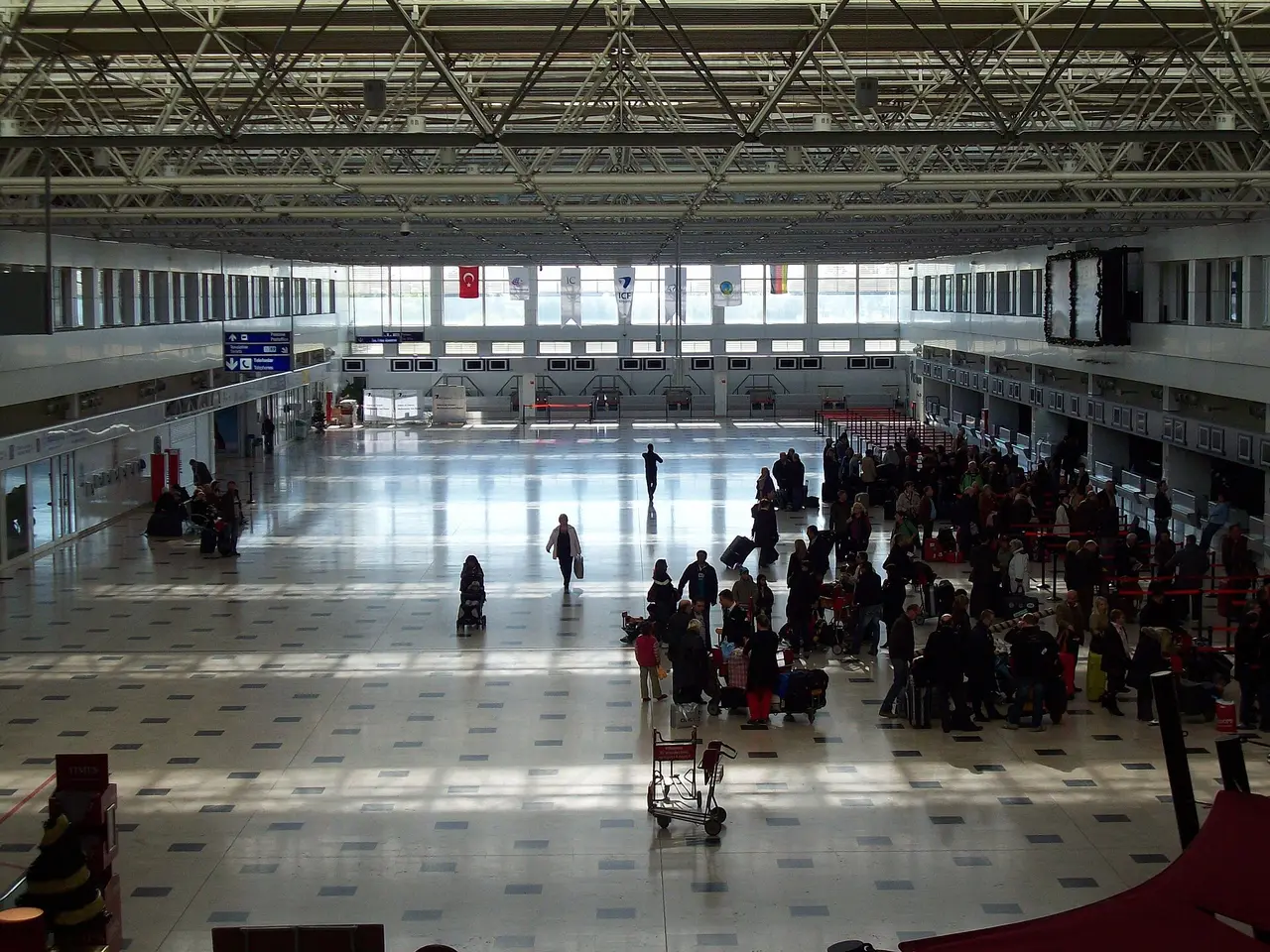 アンタルヤ空港から市内へ：トラム、バス、タクシー、プライベート送迎