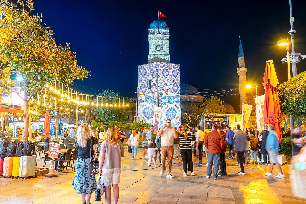 Praça da Torre do Relógio em Kaleiçi, Antalya, à noite