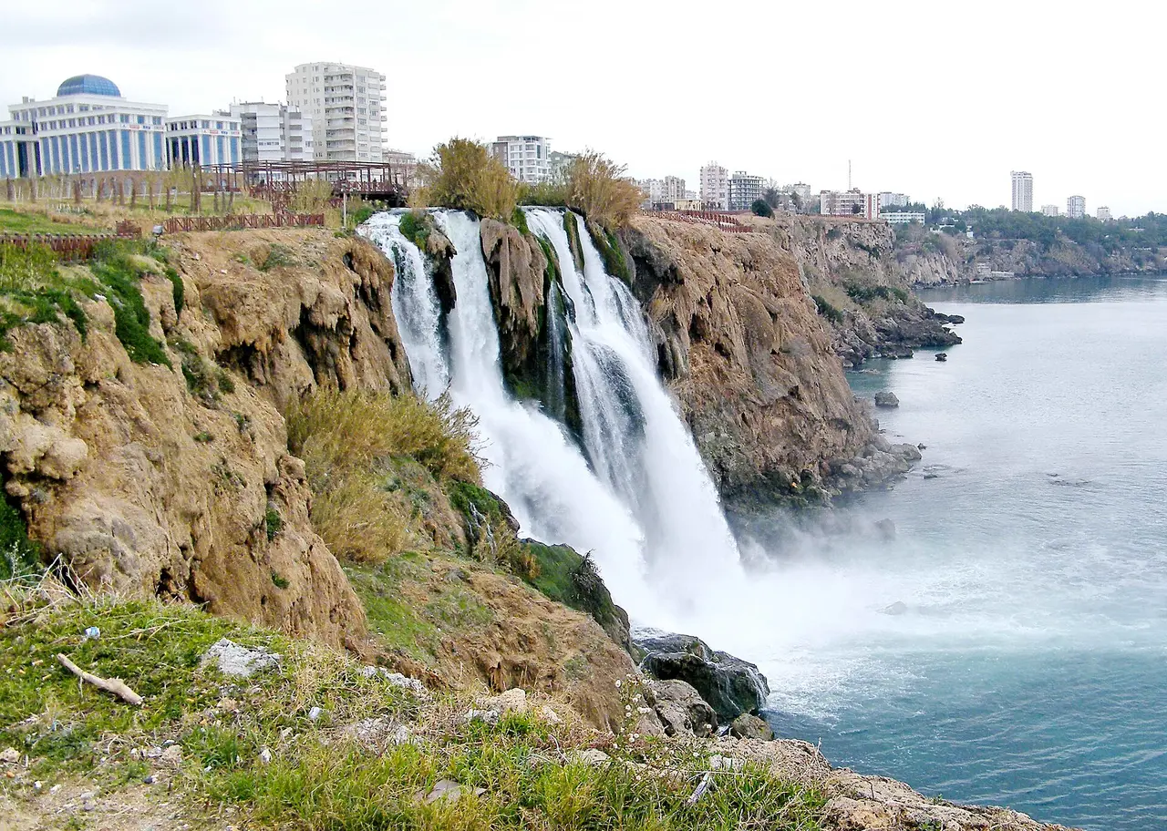 Cachoeira Düden inferior perto de Lara, Antalya