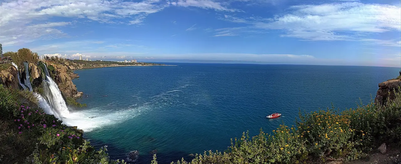 Cachoeira Düden inferior caindo no mar em Antalya
