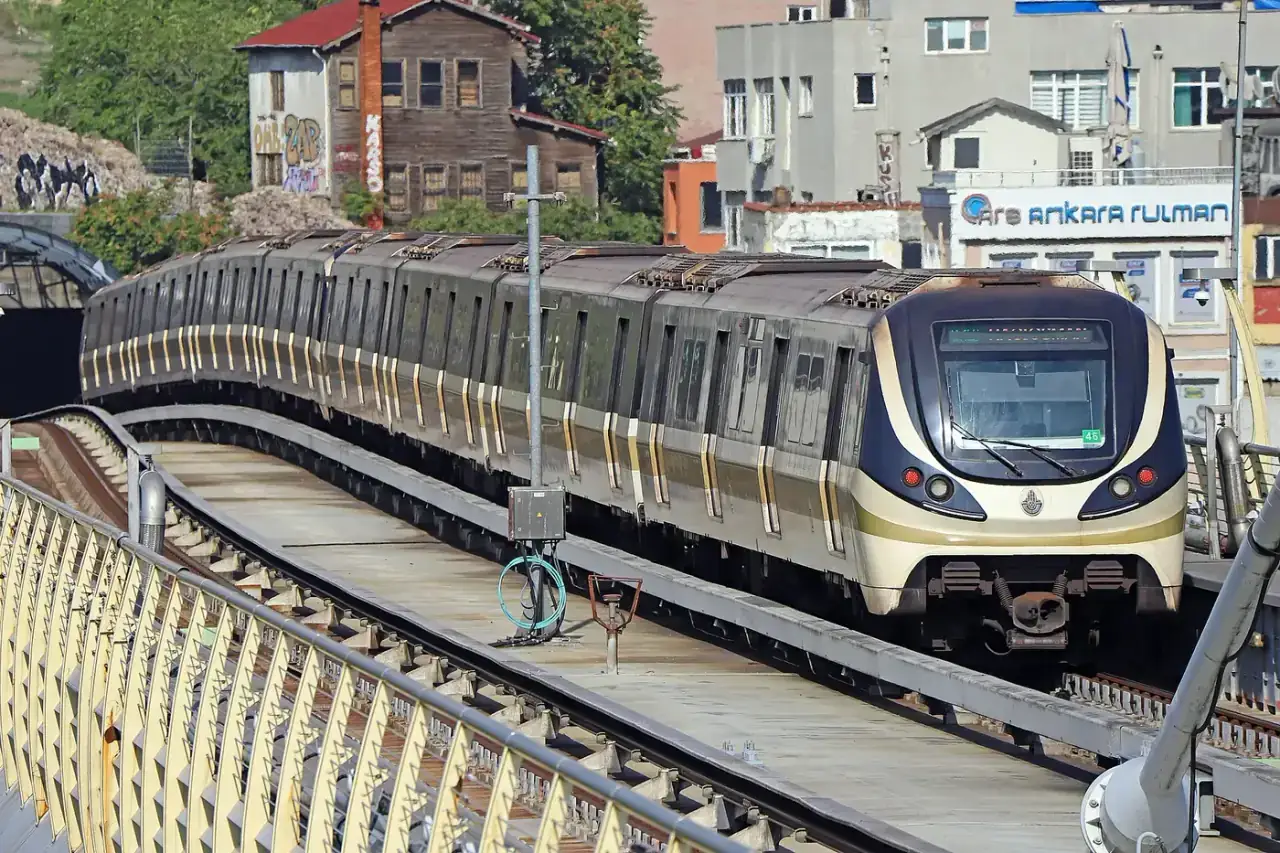 Поезд метро M2 в Стамбуле