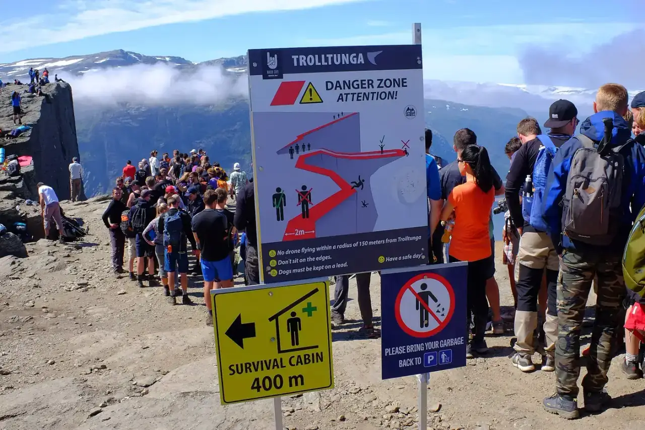 Placas de alerta aos visitantes na trilha de Trolltunga