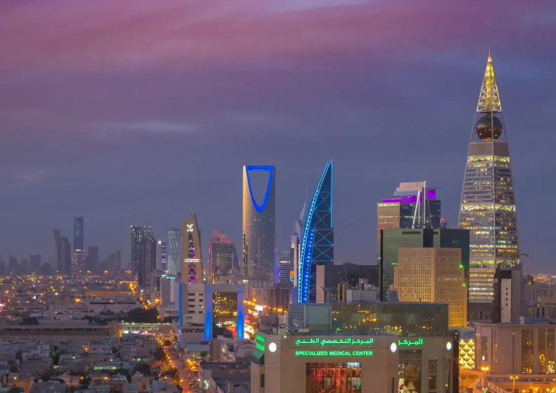 تأشيرة زيارة عائلية للسعودية من تركيا: من يحق له، طلب المضيف، أوراق الزائر، المدة والتمديد، والعمرة